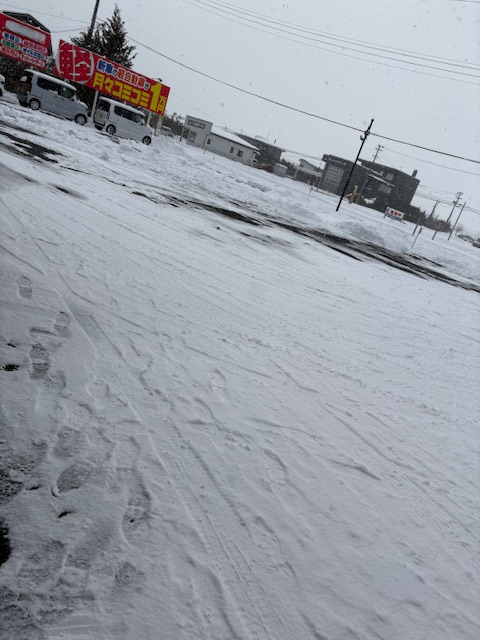 連日雪かき…　止む気配がありませんね。朝からやっていますが終わらない(´；ω；`)